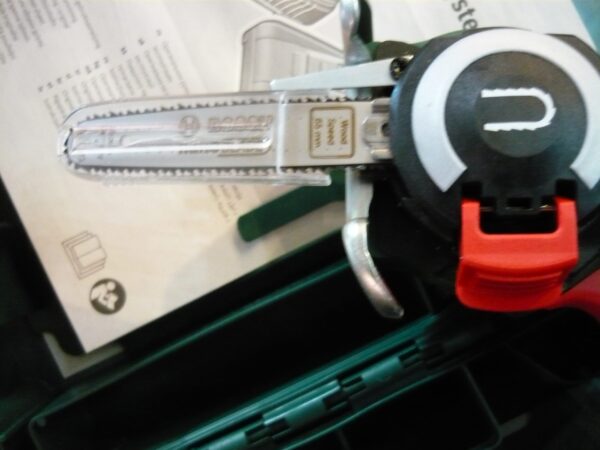 Ferastrau cu acumulator Bosch NanoBlade AdvancedCut 18